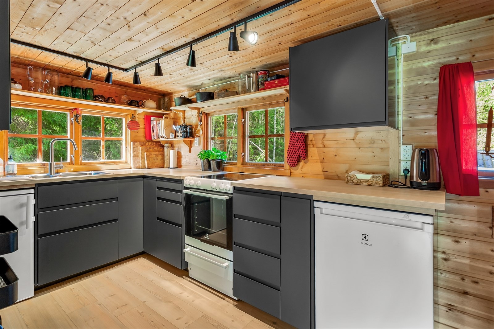 Kjøkkeninnredningen består av over- og underskap med glatte fronter og benkeplate i laminat. Galleribilde