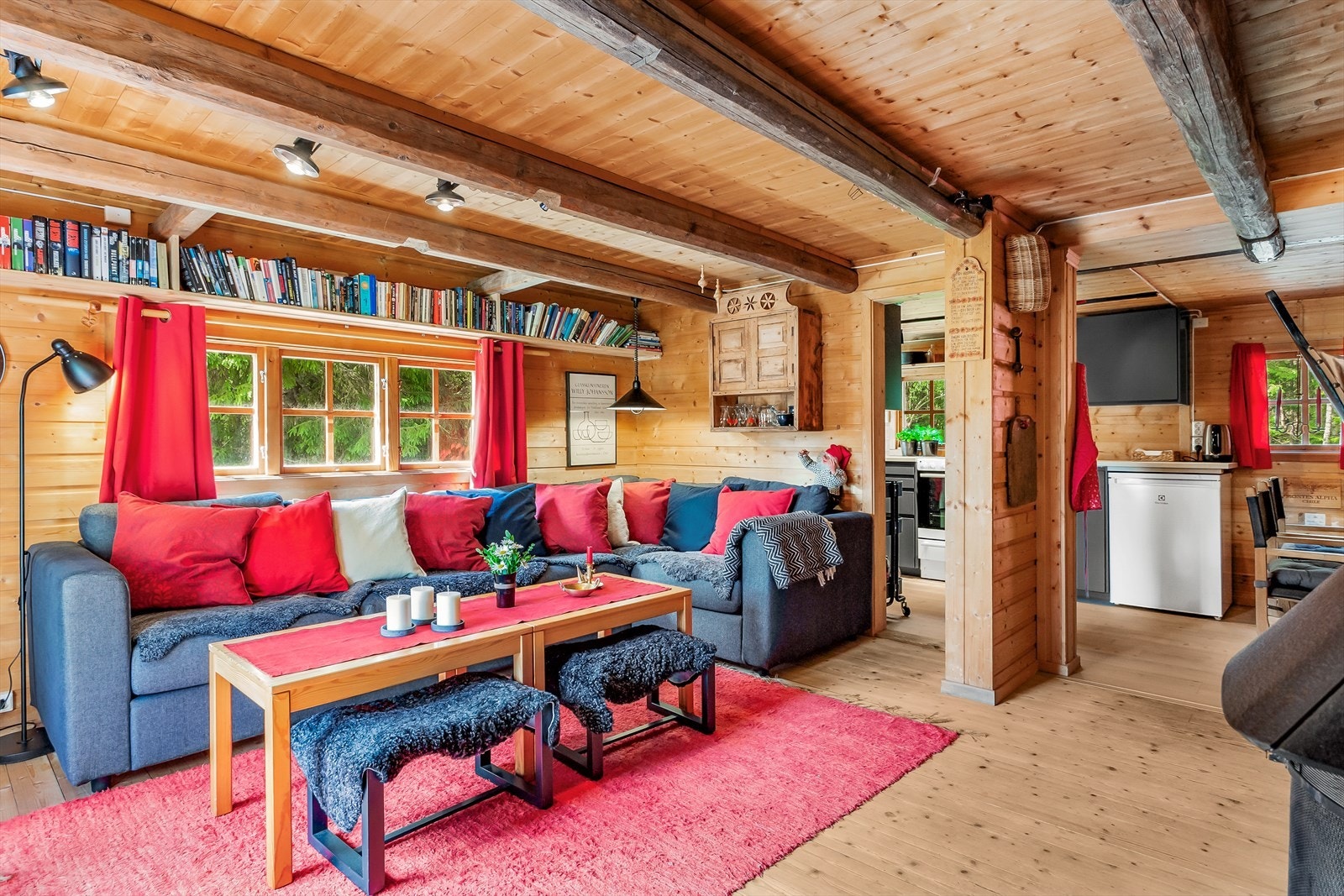 Romslig stue byr på flere innredningsmuligheter etter ønske og behov. Galleribilde