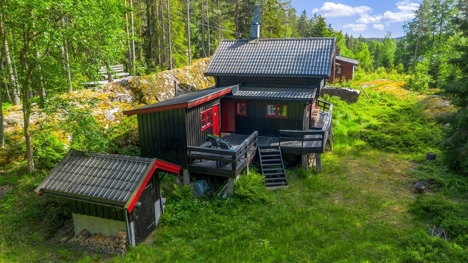 Egen inngang til anneks/soverom fra terrassen. Pumpehus på nedsiden av annekset. Galleribilde