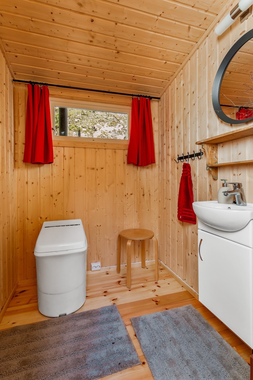 Eget WC-rom med forbrenningstoalett, servant med underskap og speil. Galleribilde