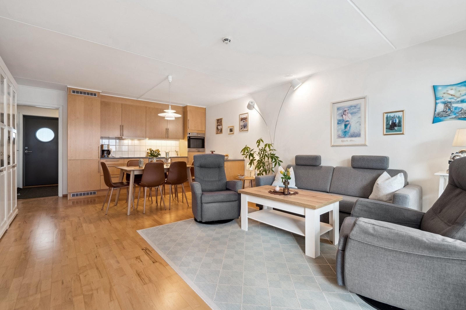 Velholdt og pen parkett og lyse farger på vegger, gjør det enkelt for neste eier å sette sitt preg på leiligheten. Galleribilde