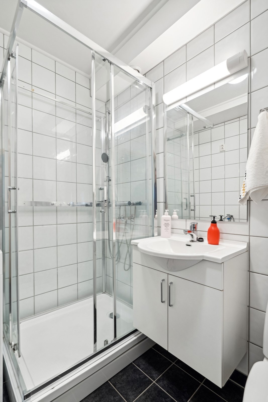 Baderom med romslig dusjkabinett. Galleribilde