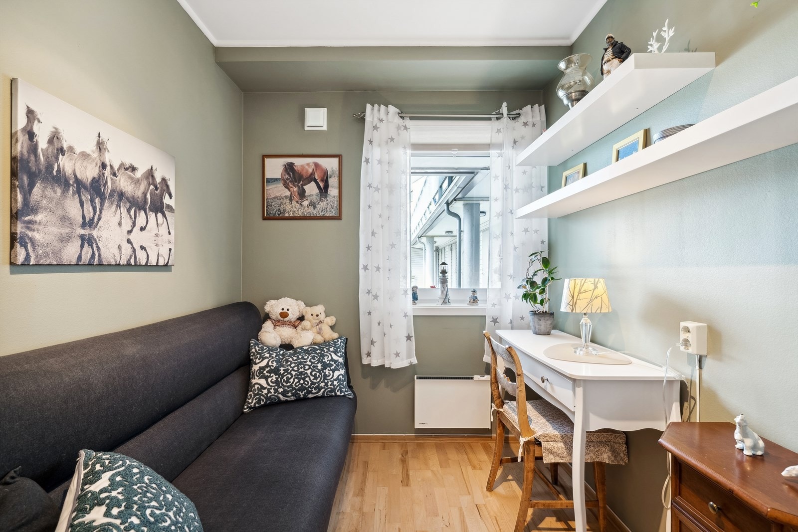 Soverom 2 har vindu mot fellesareal og adkomst til walk-in garderobe. Galleribilde