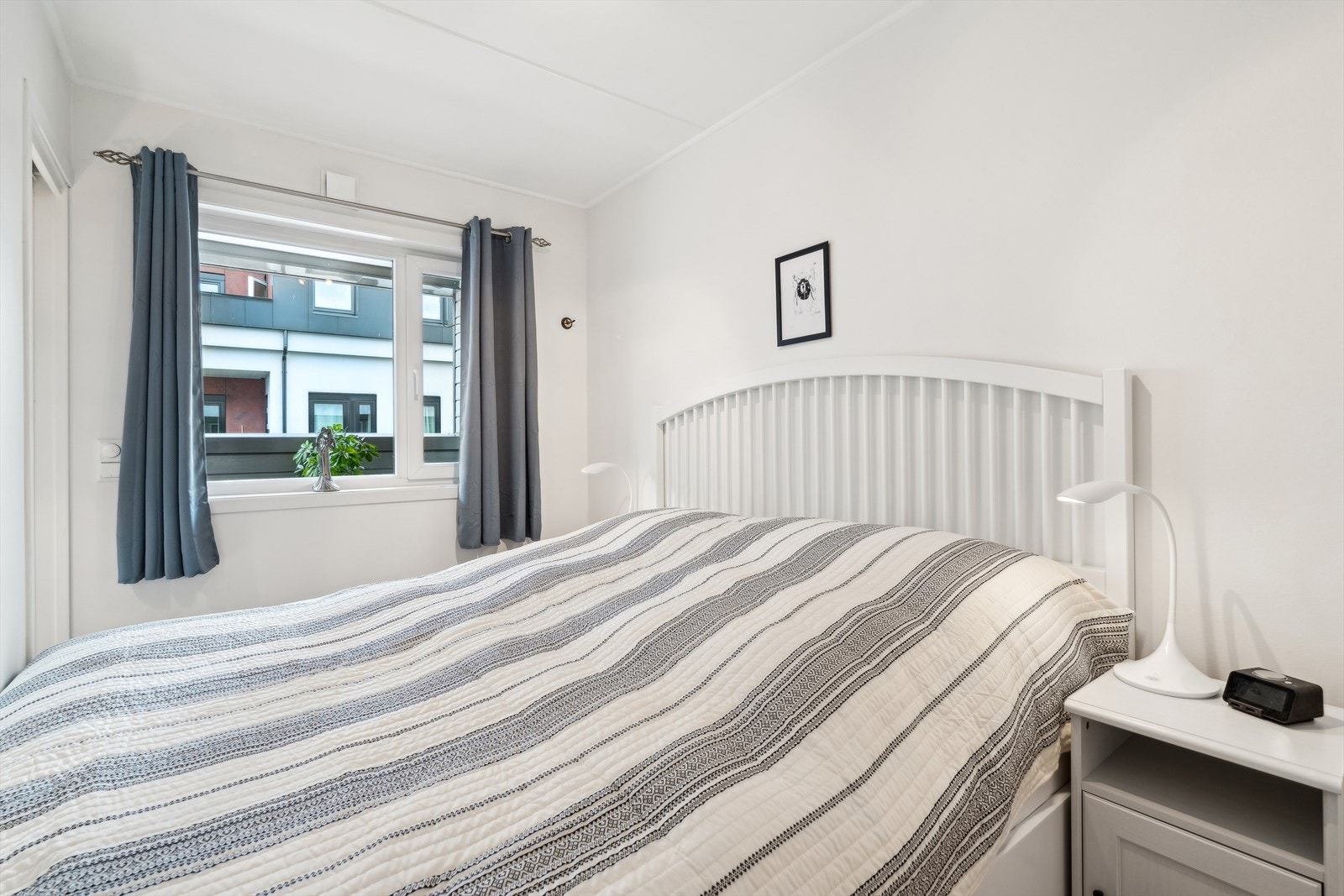 Hovedsoverom med smart løsning - det er adkomst til stuen via skyvedører fra begge sider av sengen. Gode oppbevaringsmuligheter i skaprekke langs hele veggen på høyre side. Galleribilde