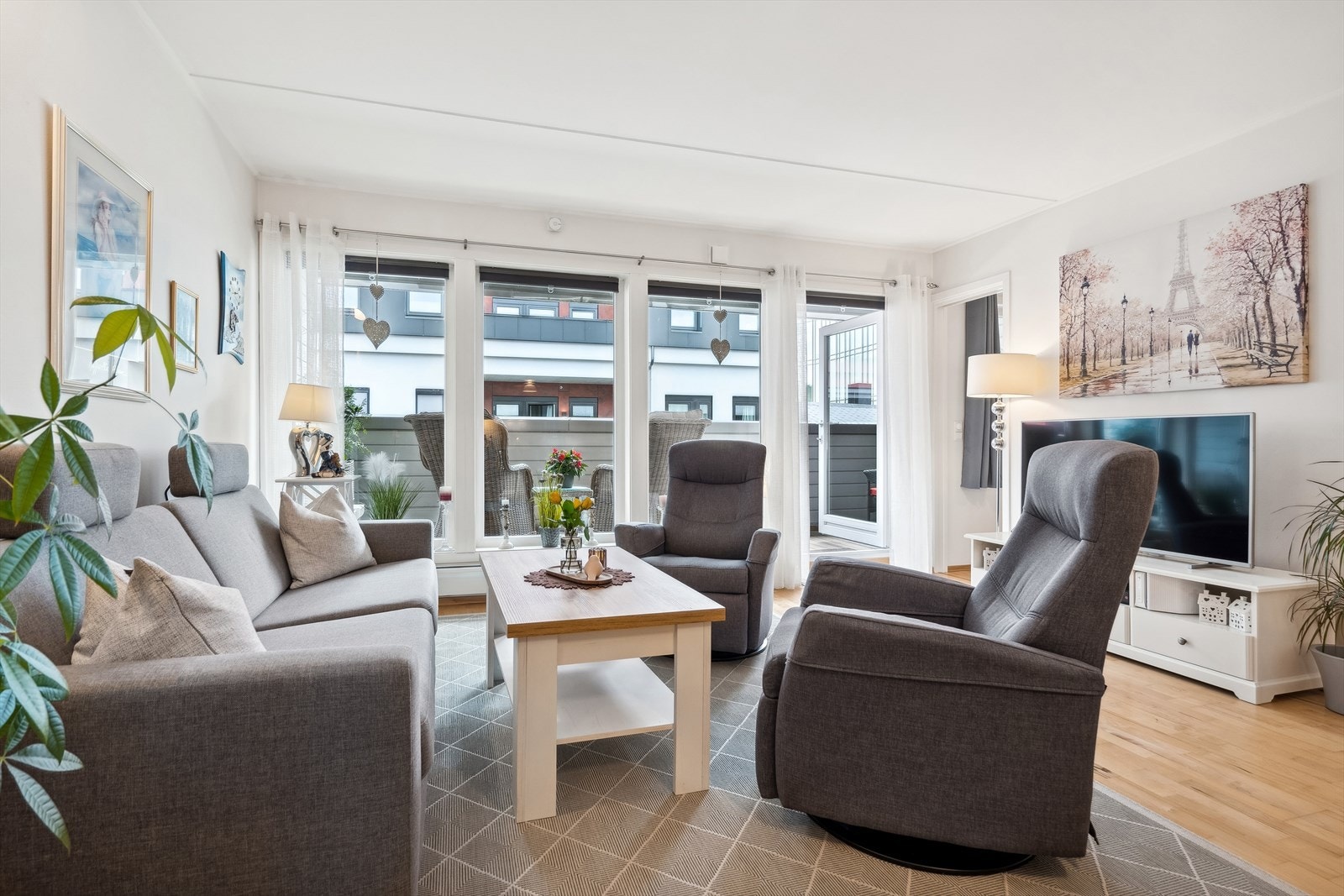 Store vindusflater mot øst og adkomst til balkong mot rolig sentrumsgate. Galleribilde