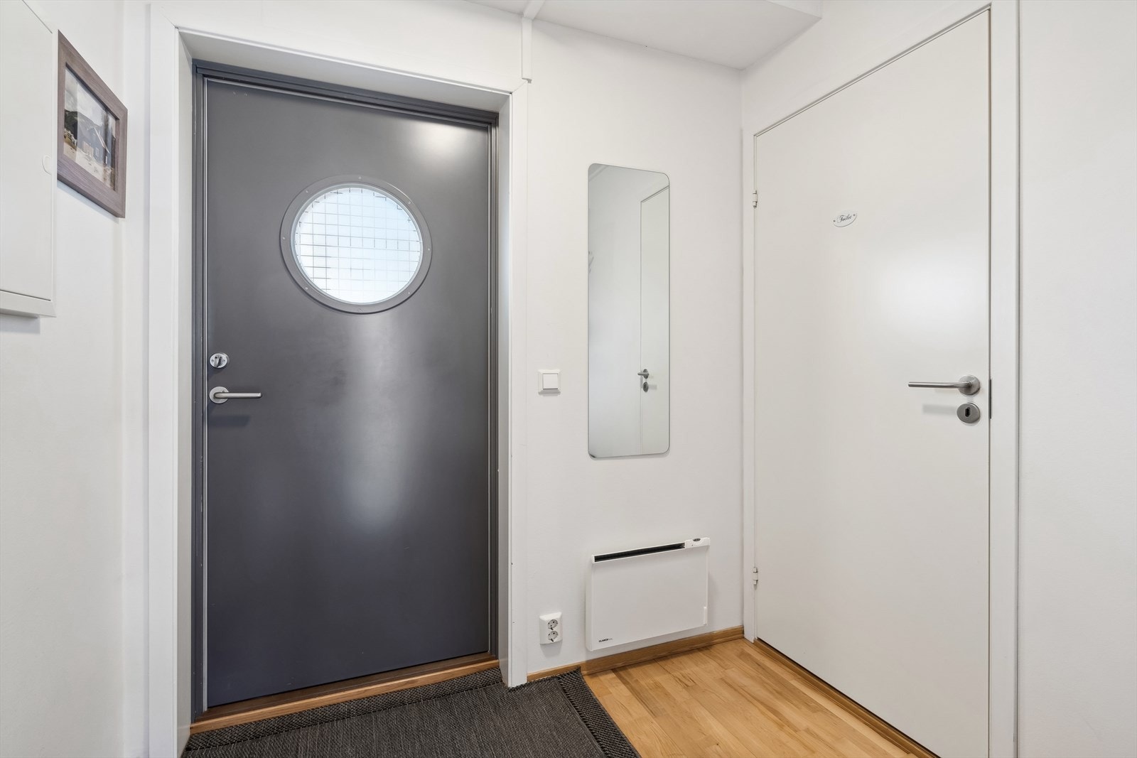 Denne leiligheten har god standard, balkong og tilgang til felles uteområde i tillegg til heis og sentral beliggenhet. Galleribilde