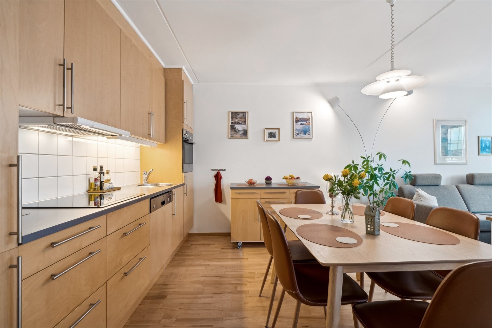 Kjøkkeninnredning med slette fronter og og integrerte hvitevarer. Øy på hjul for ekstra fleksibilitet. Galleribilde