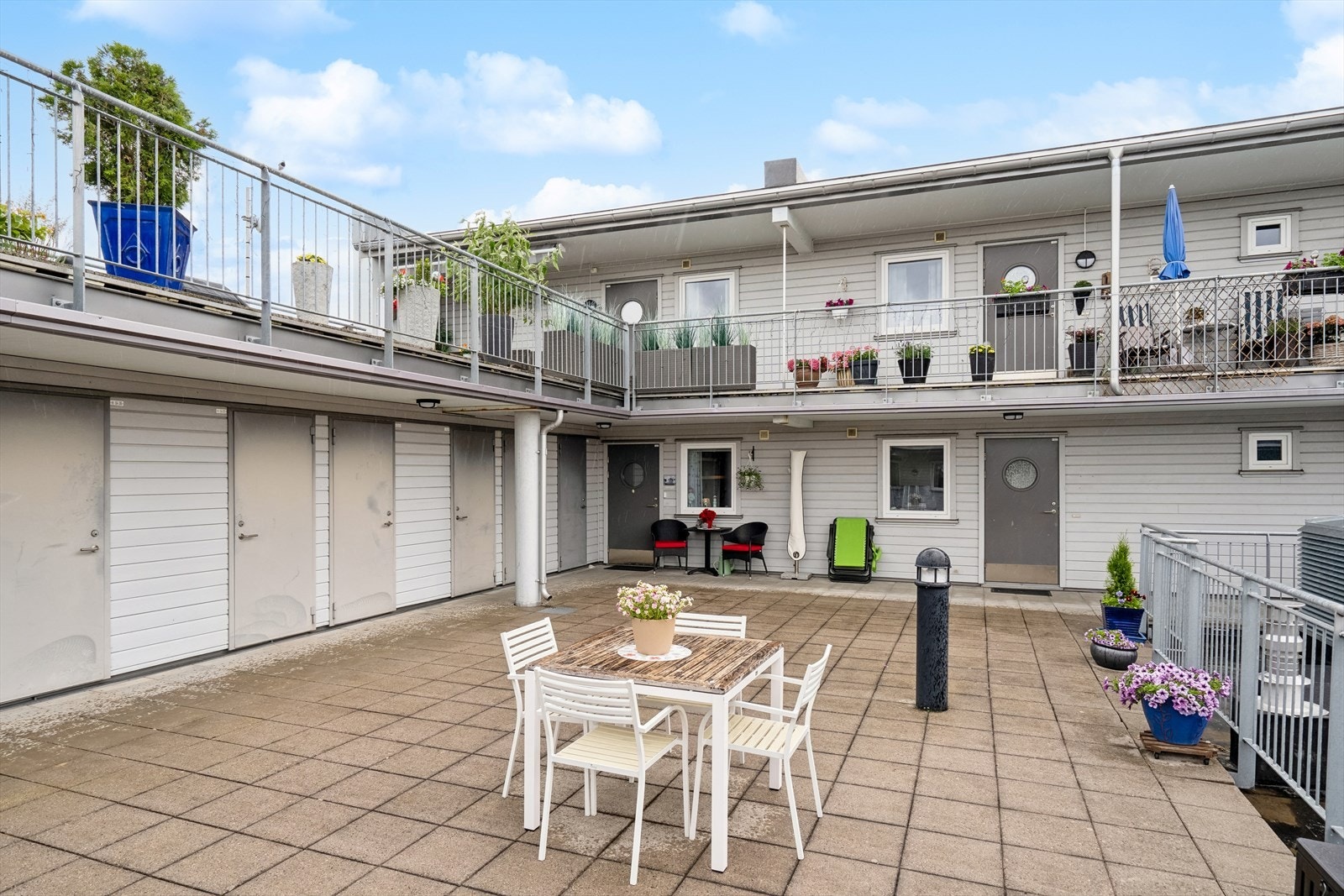 Vestvendt inngangsparti og fellesareal i 4. etg. med kveldssol helt til kl 21 Galleribilde