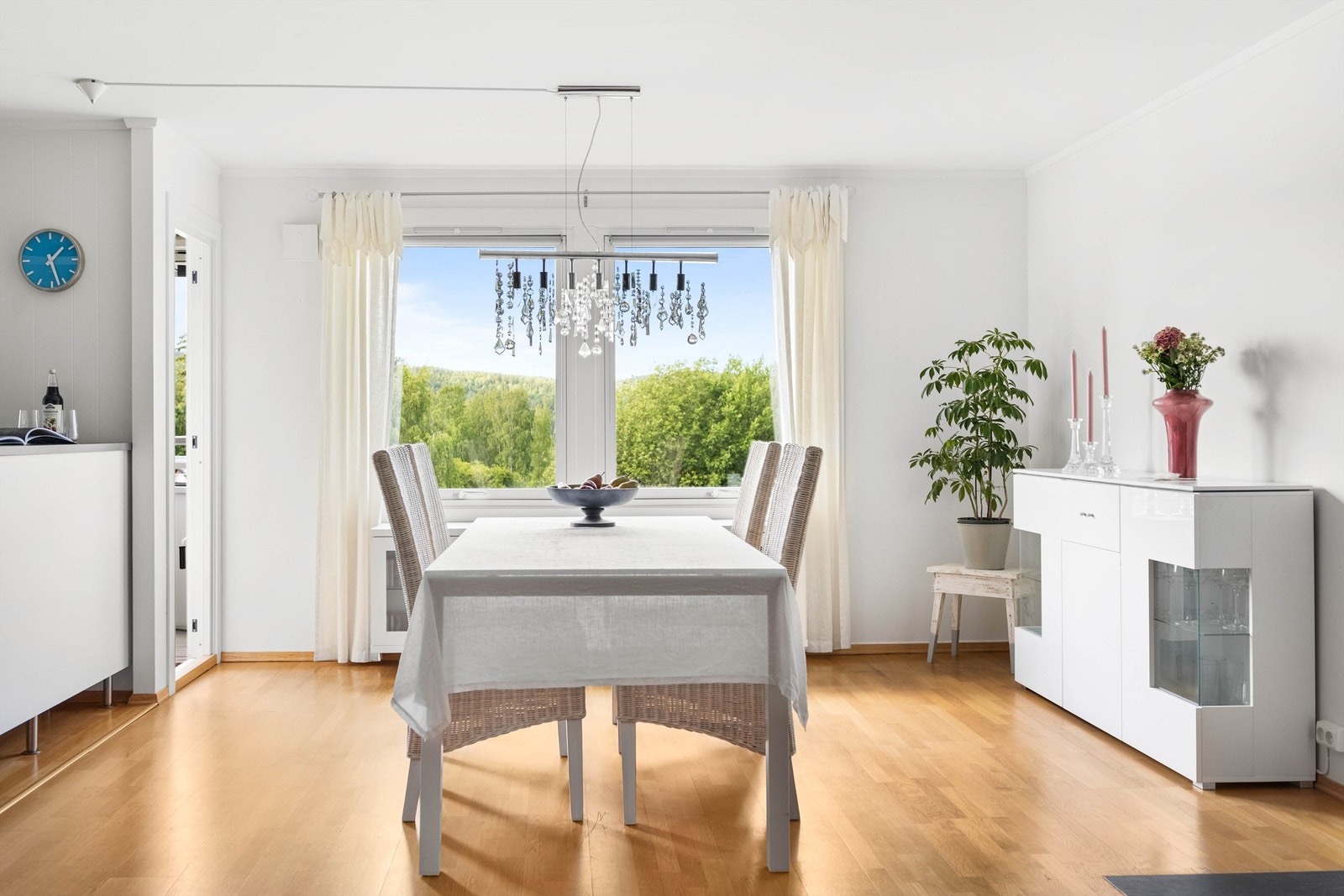 Det er god plass til stort spisebord i praktisk tilknytning til kjøkkenet Galleribilde