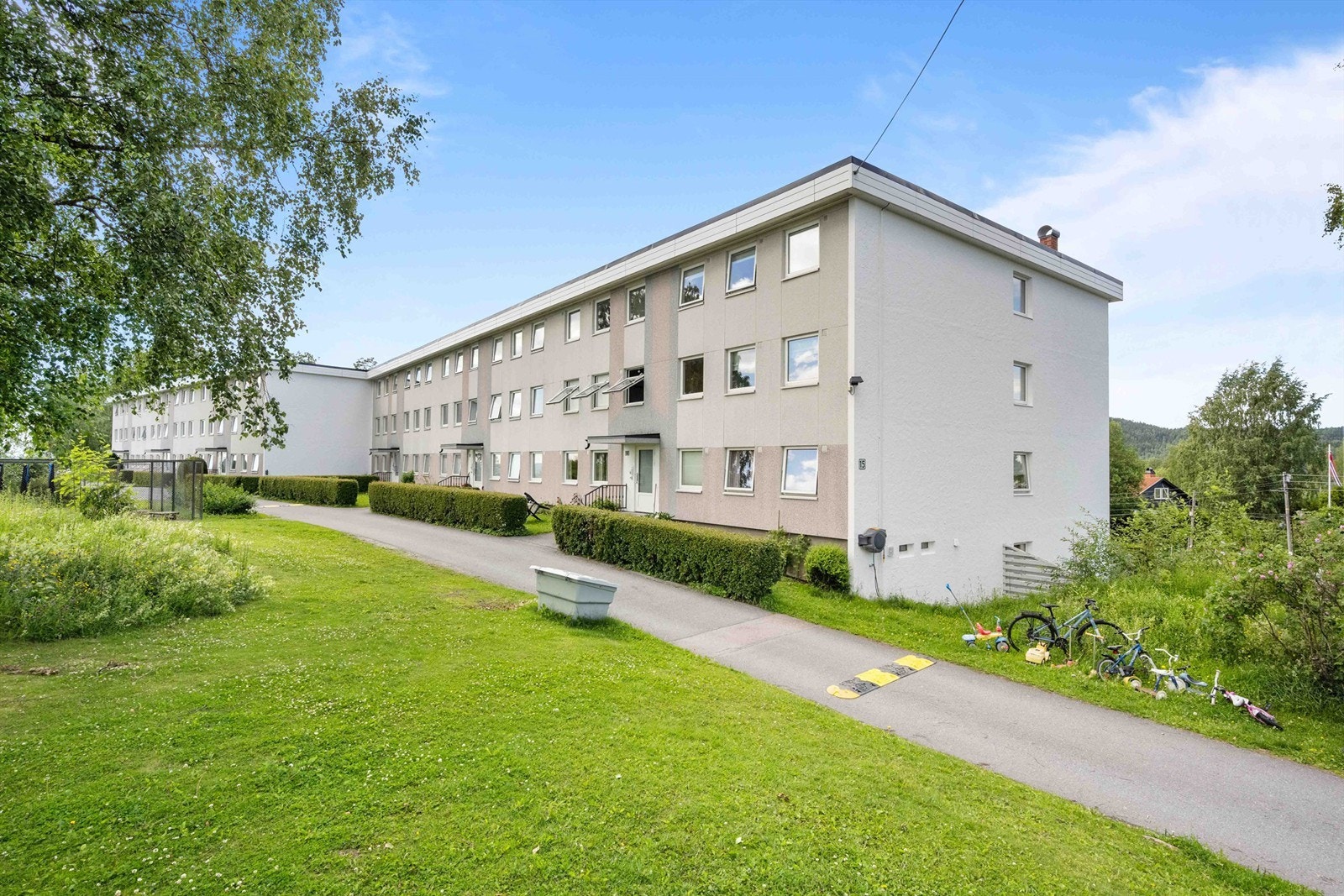 Her bor du i et ettertraktet område med kort gangavstand til både buss, T-bane og dagligvarebutikk. I tillegg har leiligheten en naturskjønn beliggenhet nær flere golfbaner og ikke minst marka med idylliske turområder.
Velkommen til visning! Galleribilde