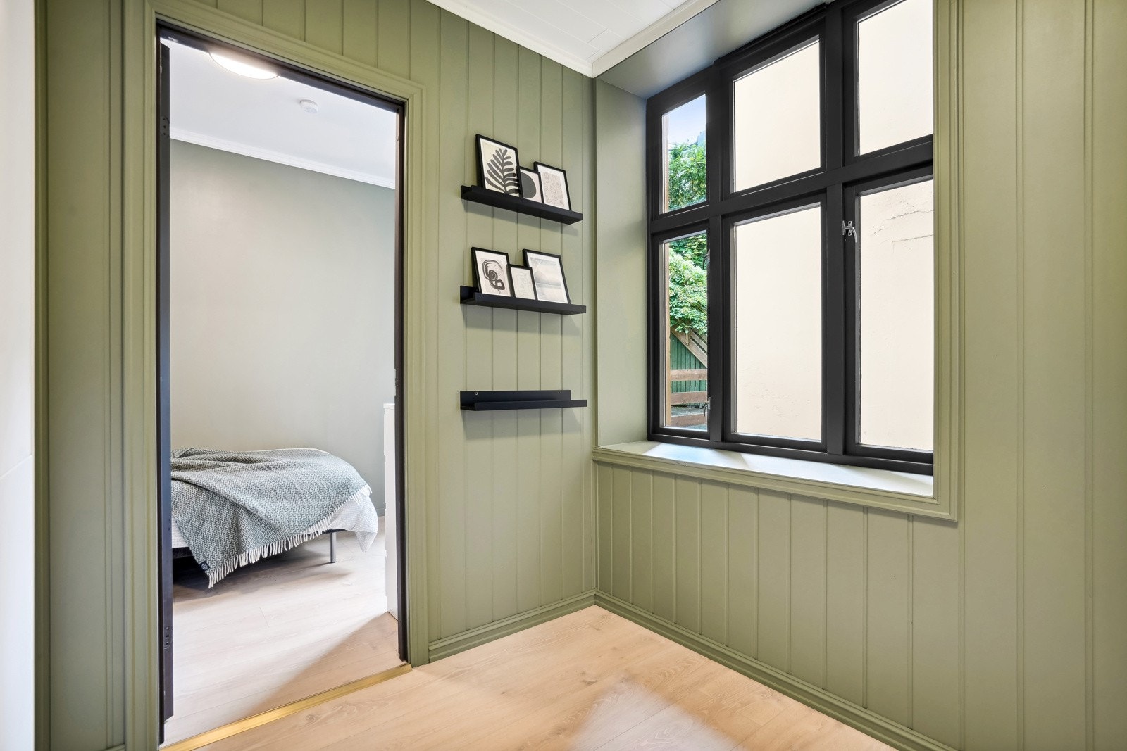 Fra kjøkkenet fører veien videre til det andre soverommet i leiligheten. Galleribilde