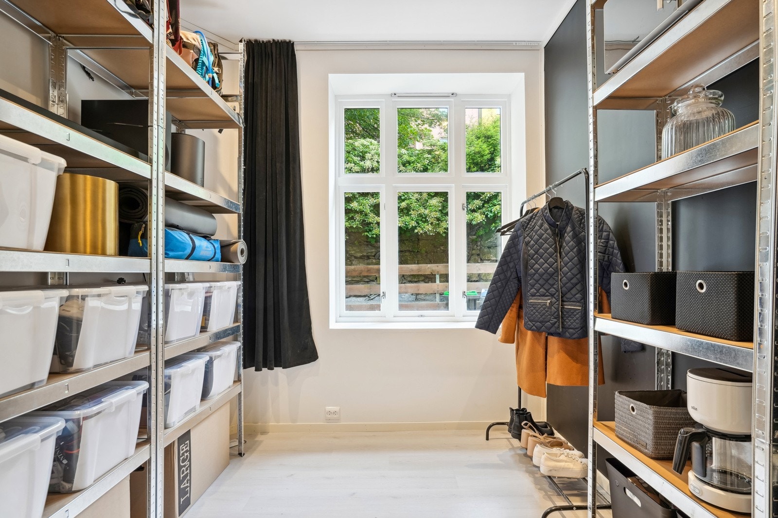 Det er rikelig med oppbevaringsplass i boden tilhørende leiligheten, denne er på rundt 7 kvadratmeter. Galleribilde