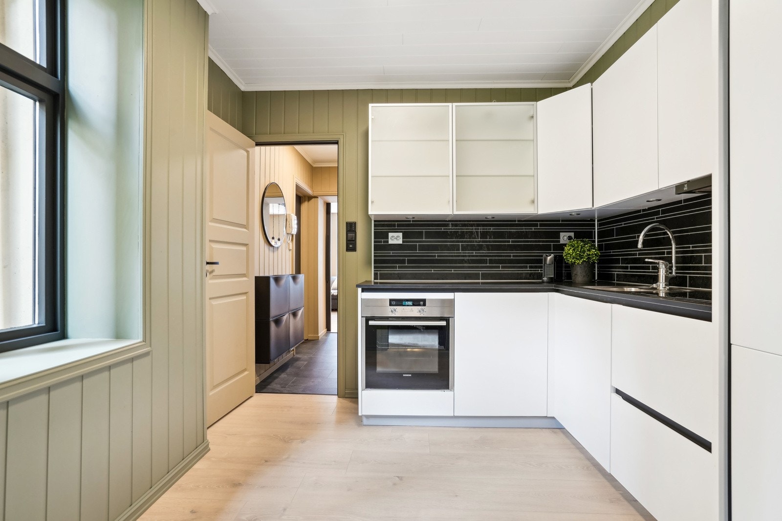 Flott Kvik-kjøkken fra 2015 med integrerte hvitevarer. Galleribilde