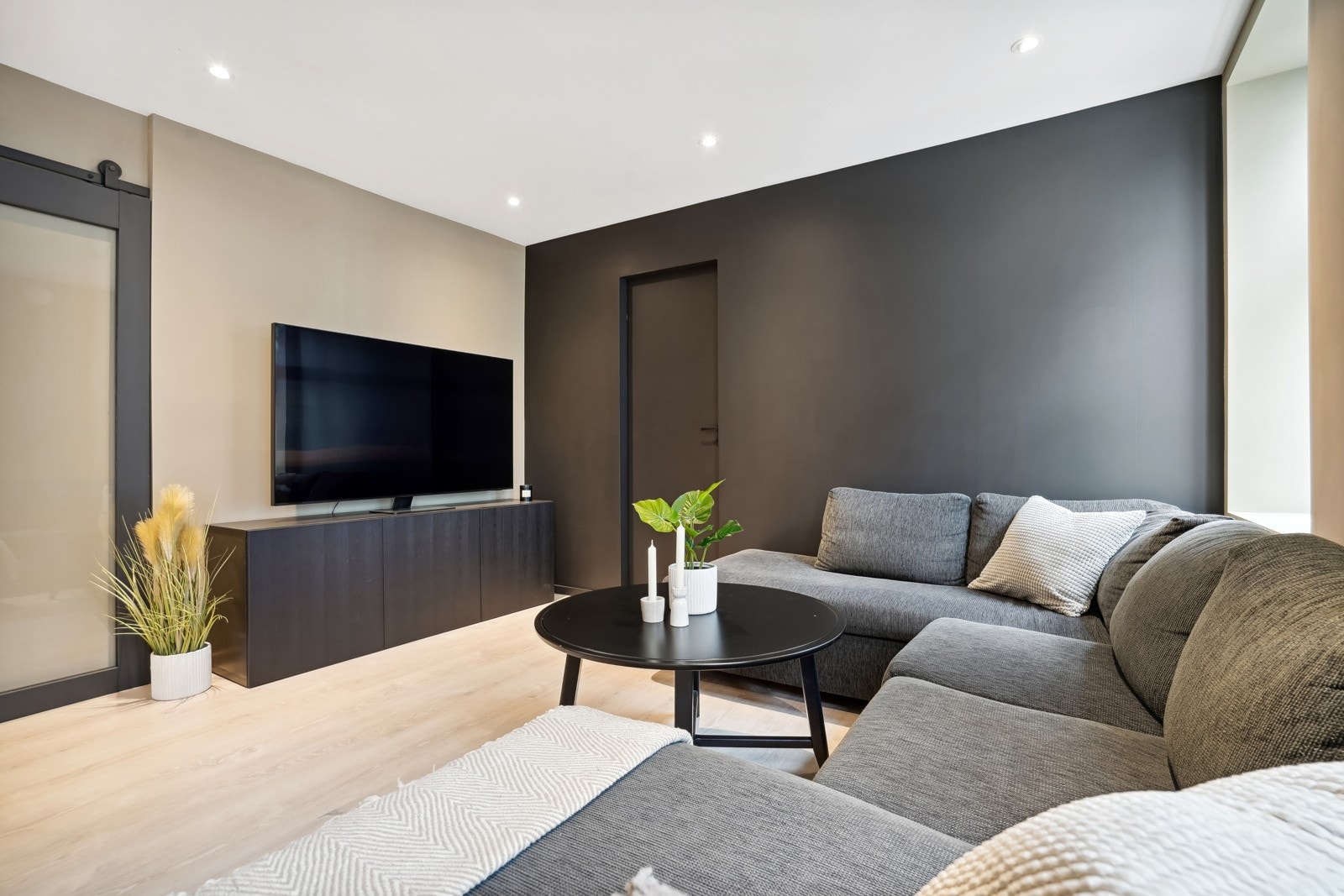 Veggflatene er malt i moderne og stilige fargevalg som harmonerer godt med hverandre. Galleribilde