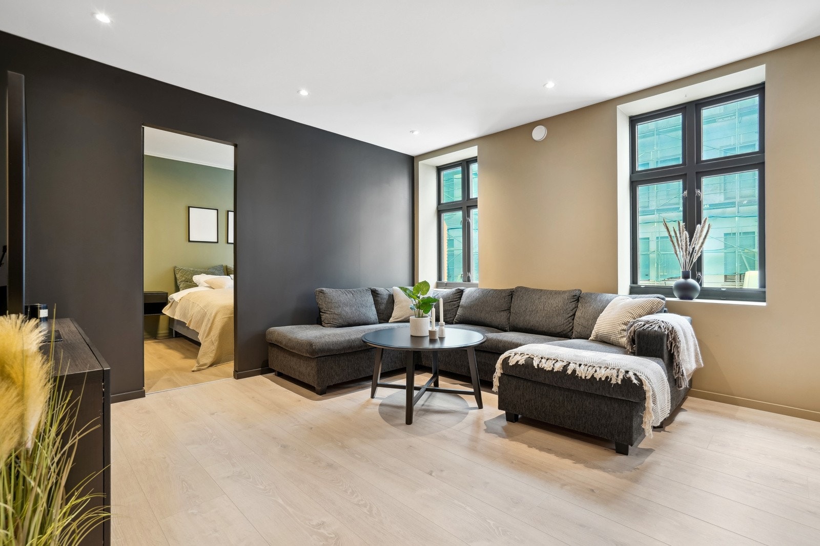 Stuen er romslig og gir mange muligheter for møblering. Galleribilde