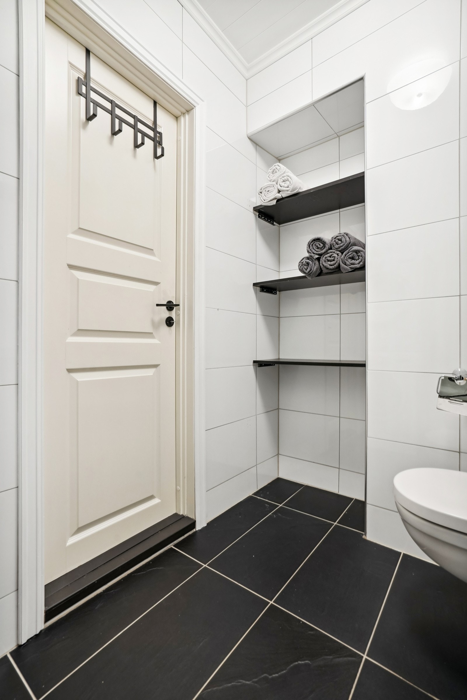 Praktisk nisje for oppbevaring av håndklær og andre baderomsprodukter. Galleribilde