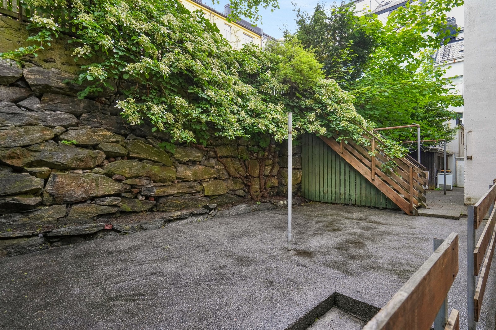 Et romslig fellesområde som ligger i samme etasje som leiligheten. Galleribilde