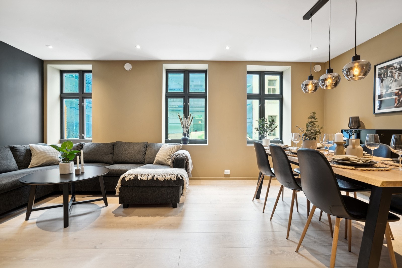 Store vindusflater sikrer rikelig med naturlig lysinnfall. Galleribilde