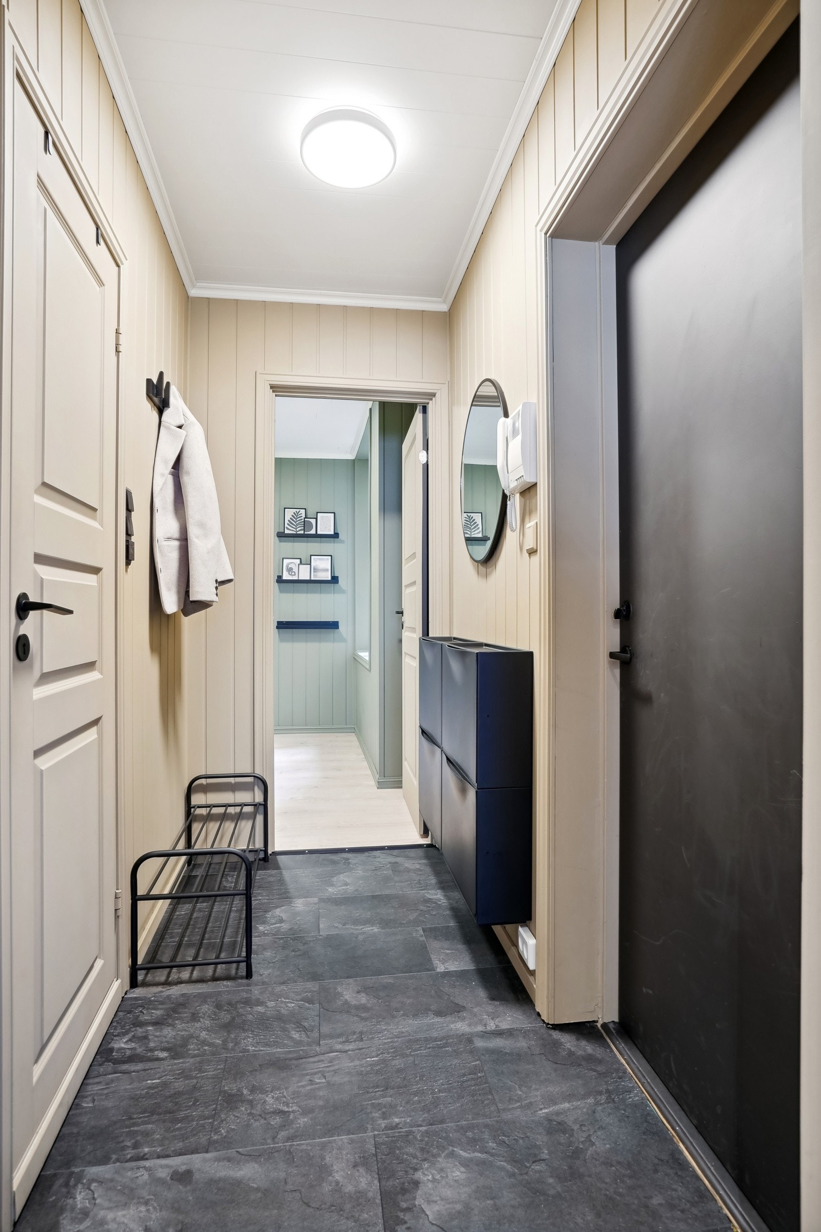 En romslig entré ønsker deg velkommen. Baderommet finner du like ved. Galleribilde