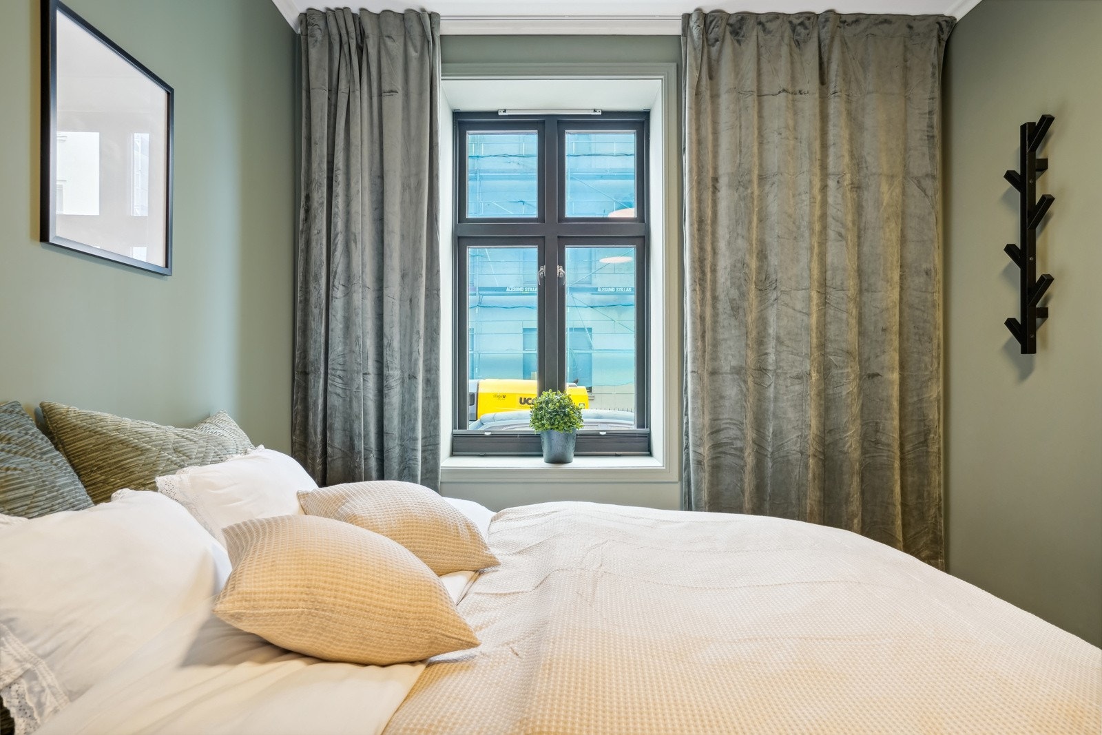 Veggflater i moderne og tidsriktige farger er gjennomgående i alle rom. Galleribilde