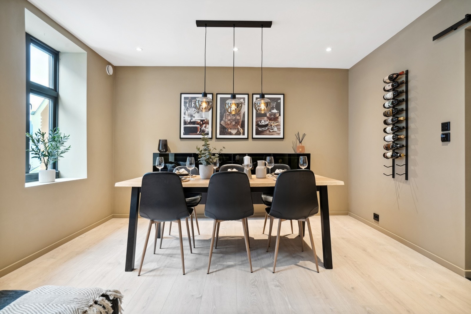 Stuen har plass til en spisegruppe i ønsket størrelse. Galleribilde