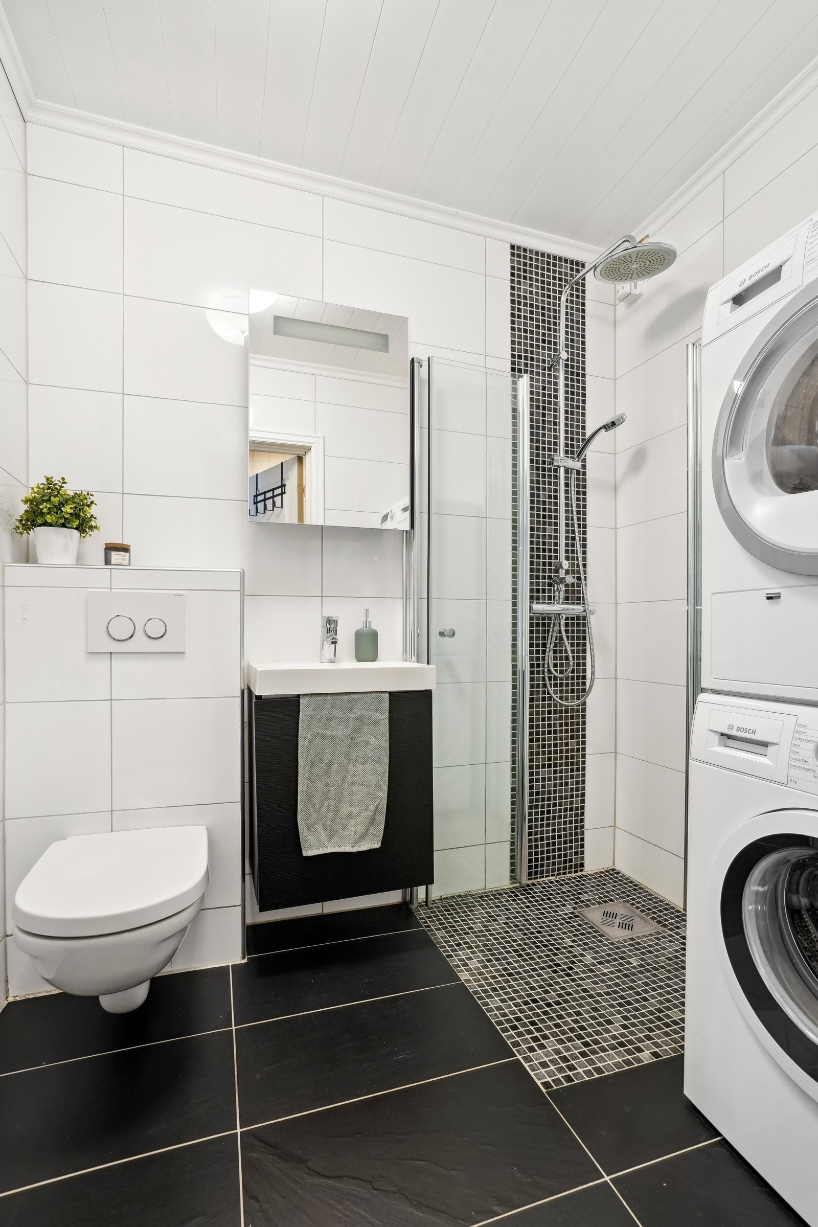 Baderommet er fra 2015 og er utstyrt med blant annet gulvvarme og praktisk opplegg for vaskemaskin. Galleribilde