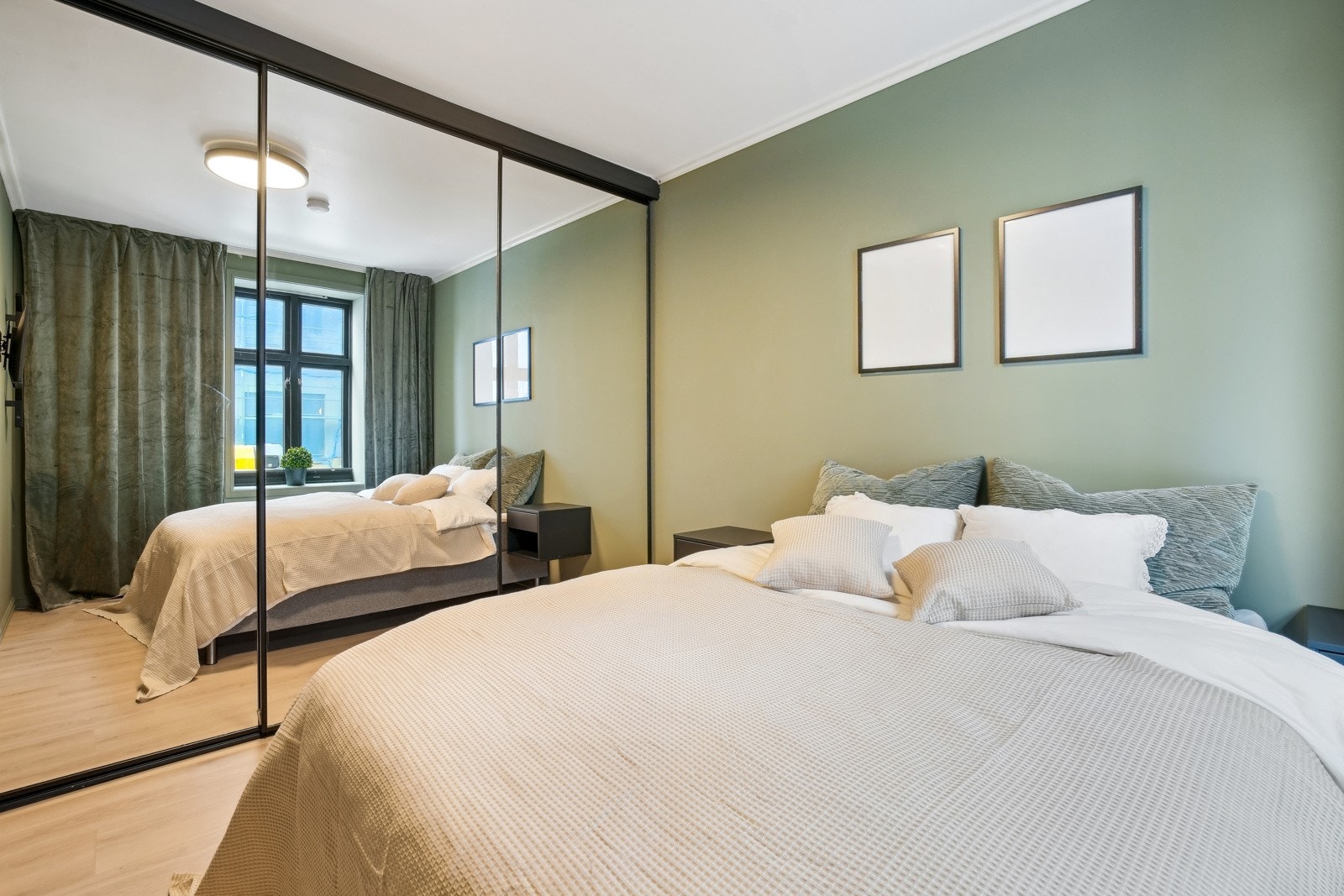 Skyvedørsgarderoben sørger for at du har mer enn nok plass til garderoben din. Galleribilde