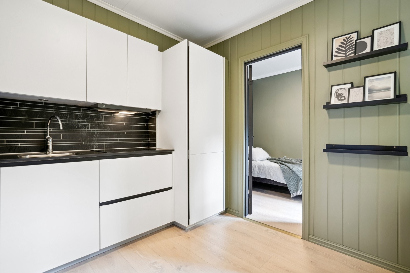 De integrerte hvitevarene omfatter en stekeovn, platetopp, oppvaskmaskin og kombinert kjøleskap med fryser. Galleribilde