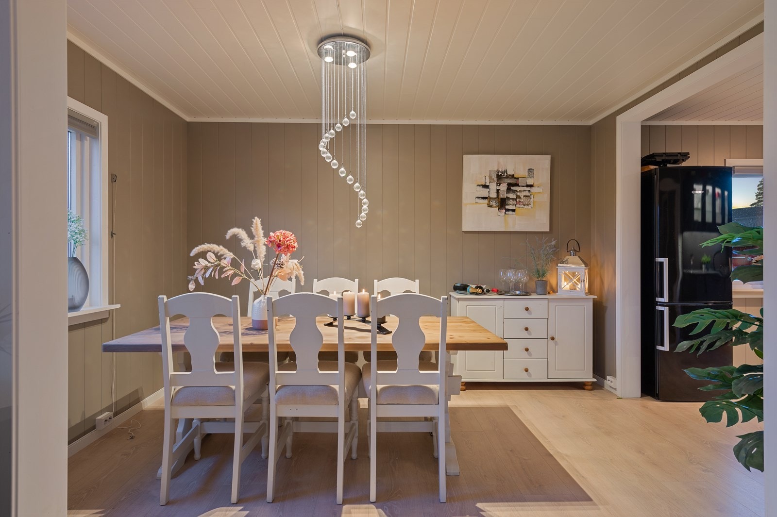 Spisestue mellom stue og kjøkken. Praktisk plassert nært kjøkken, som for øvrig inviterer til sosialt samvær. Galleribilde