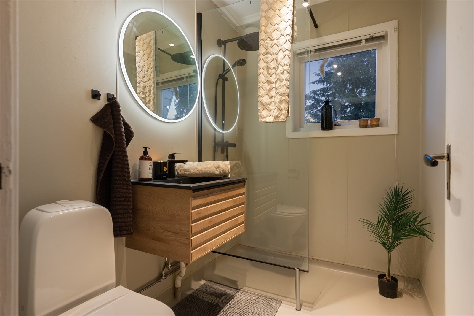 Eldre baderom med nyere innredning. Galleribilde