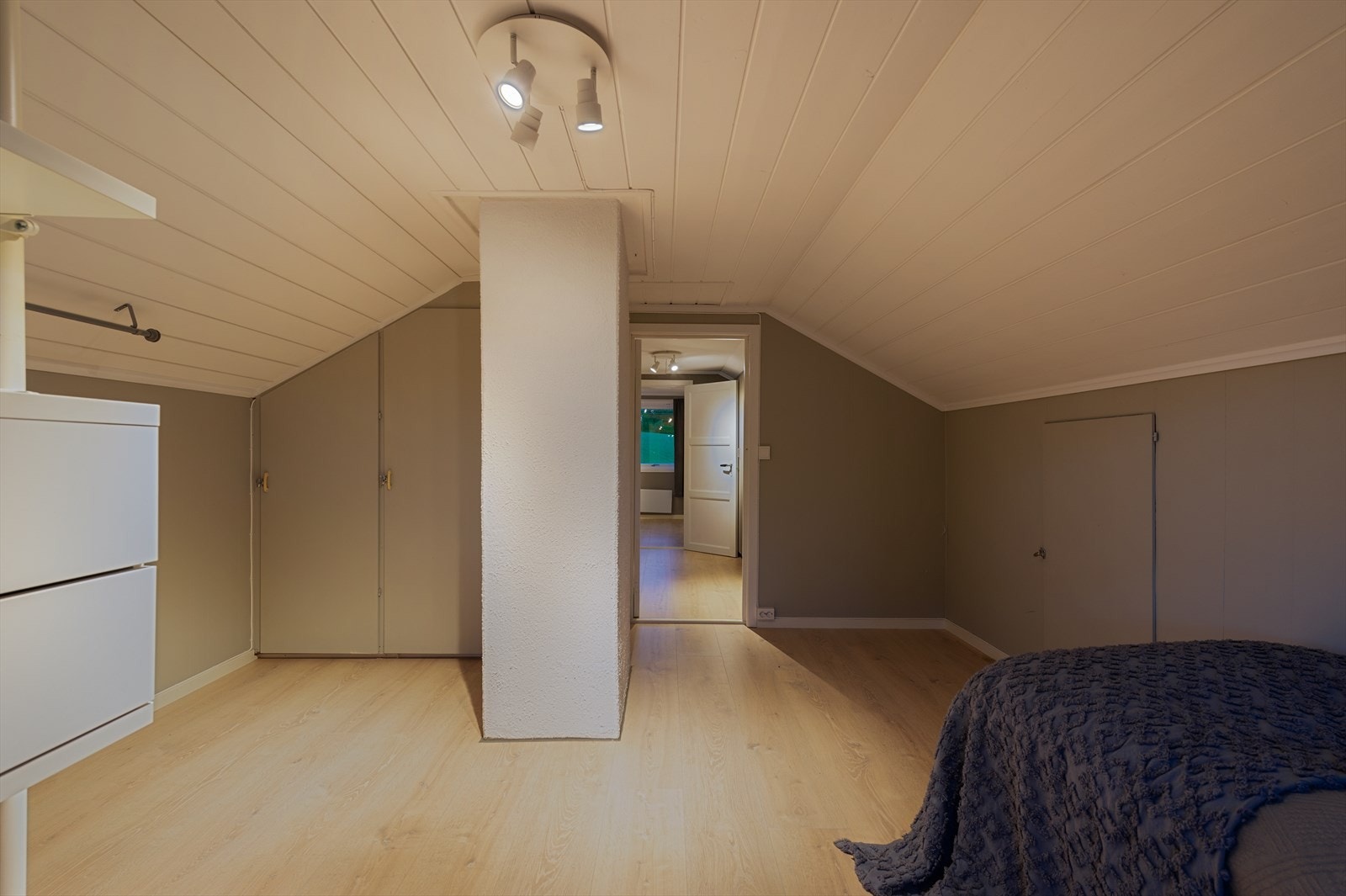 Rommet er av god størrelse med lagringsmuligheter. Galleribilde