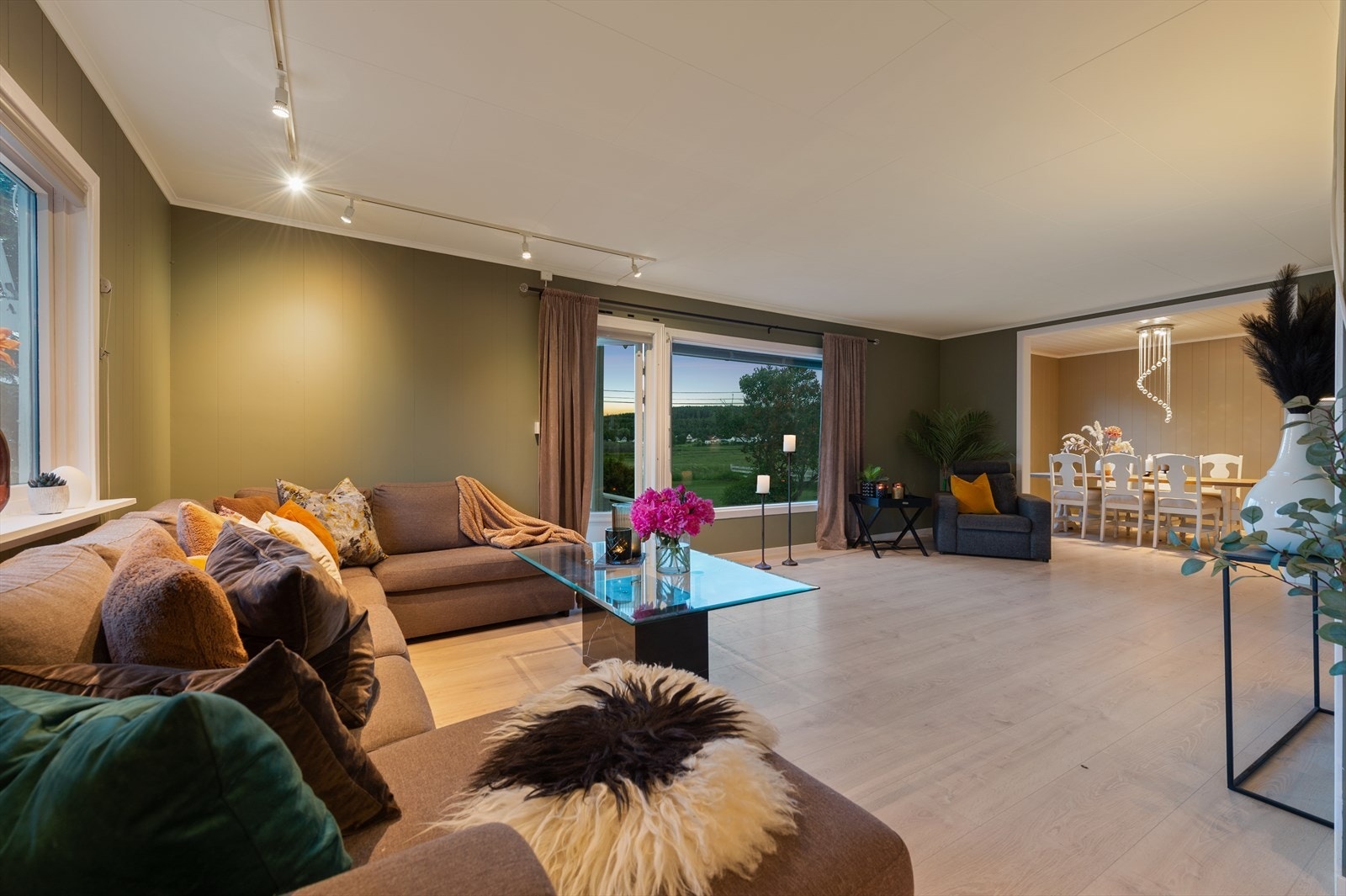 Stuen har store vindusflater som gir rikelig med dagslys til stue/spisestue. Galleribilde