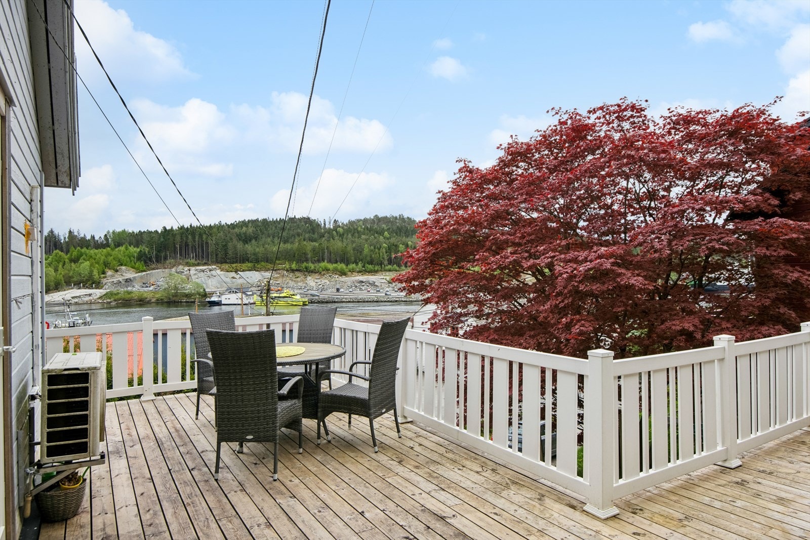 Fra den vestvendte terrassen har en flott utsikt utover Opsangervågen Galleribilde