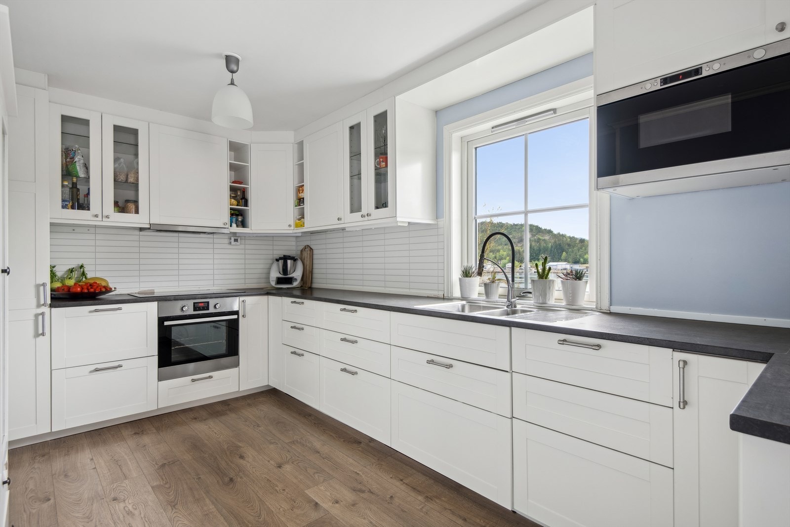 Romslig kjøkken med god arbeidsplass for kokken Galleribilde