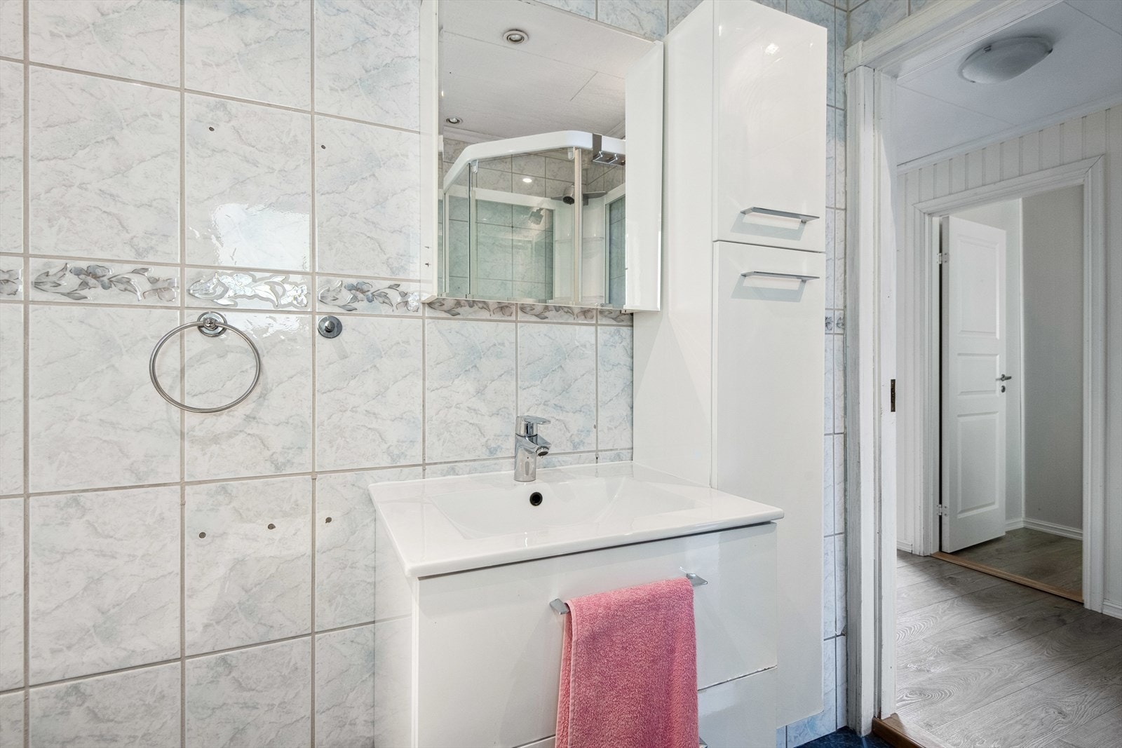 Badet er oppført med fliser på vegg og gulv Galleribilde