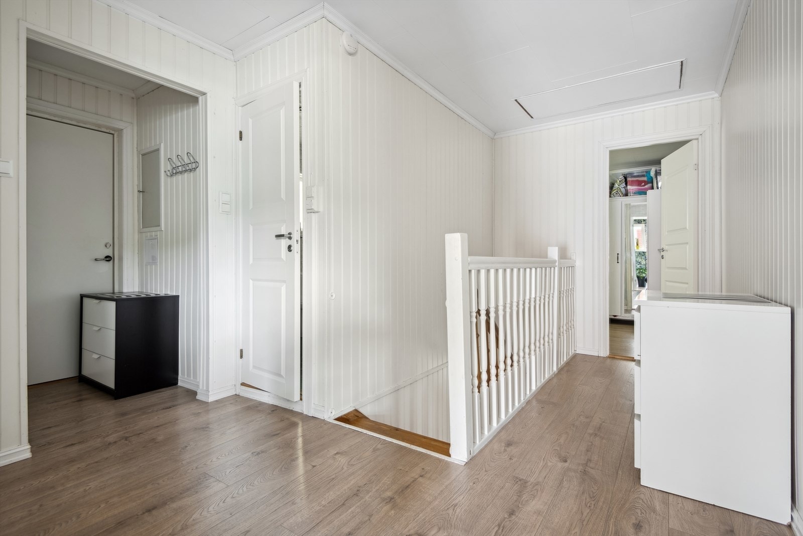 Gangen leder til 2 av boligens 3 soverom, samt med egen entre i annen etasje Galleribilde