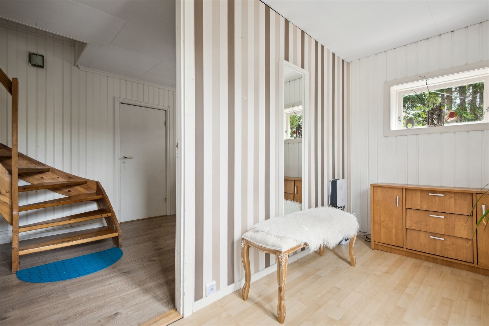 Fra entré kommer en videre inn til hallen i 1.etasje. Galleribilde