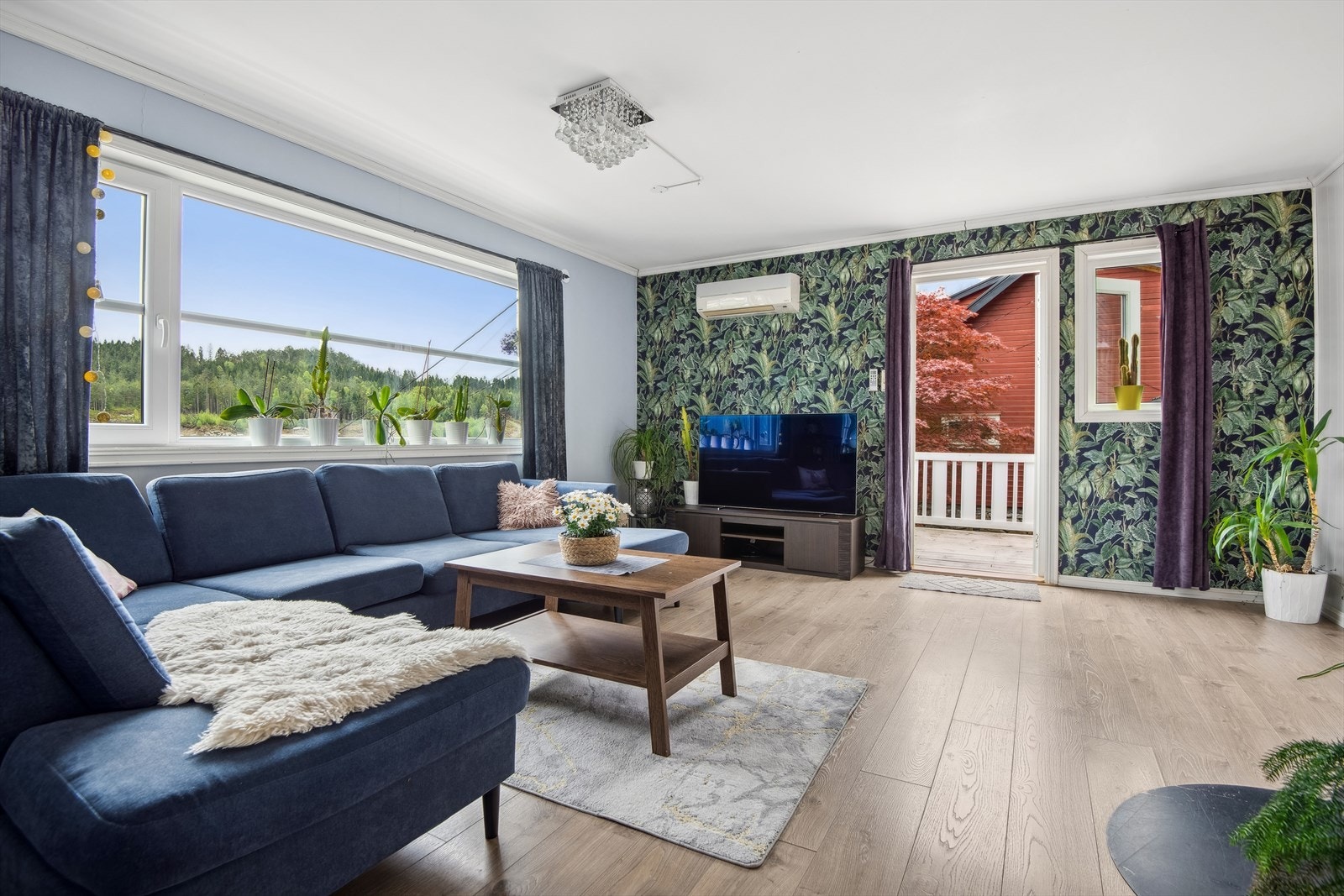 De store vindusflatene gir godt med naturlig lysinnslipp Galleribilde