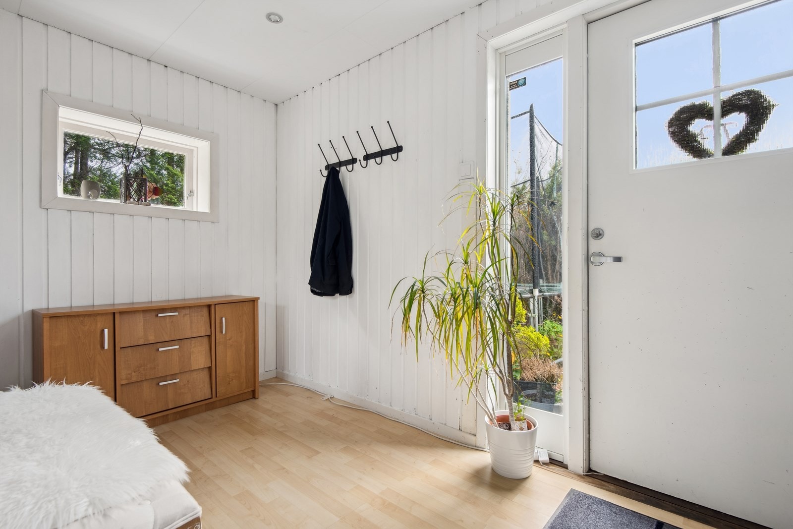 Entré i 1.etasje er av god størrelse. Her har en god plass til å henge fra seg! Galleribilde