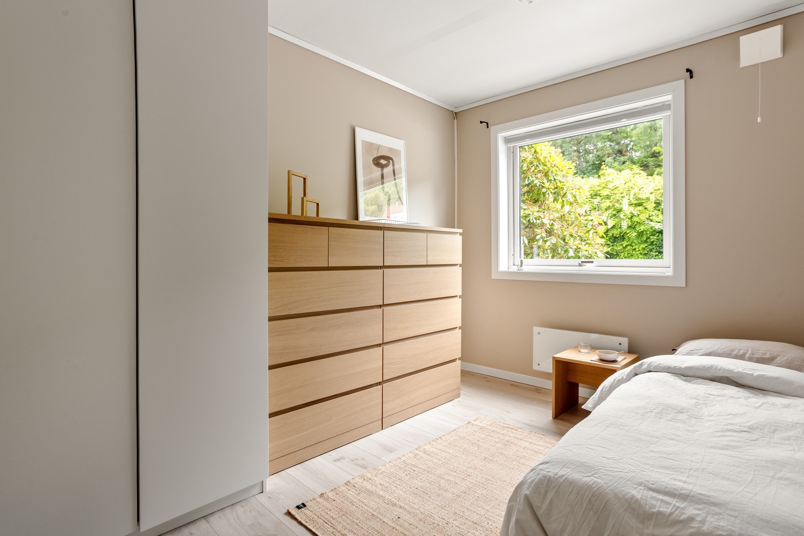 Begge soverommene har 1-stavs laminat på gulv, med slette malte vegger og himling. Galleribilde