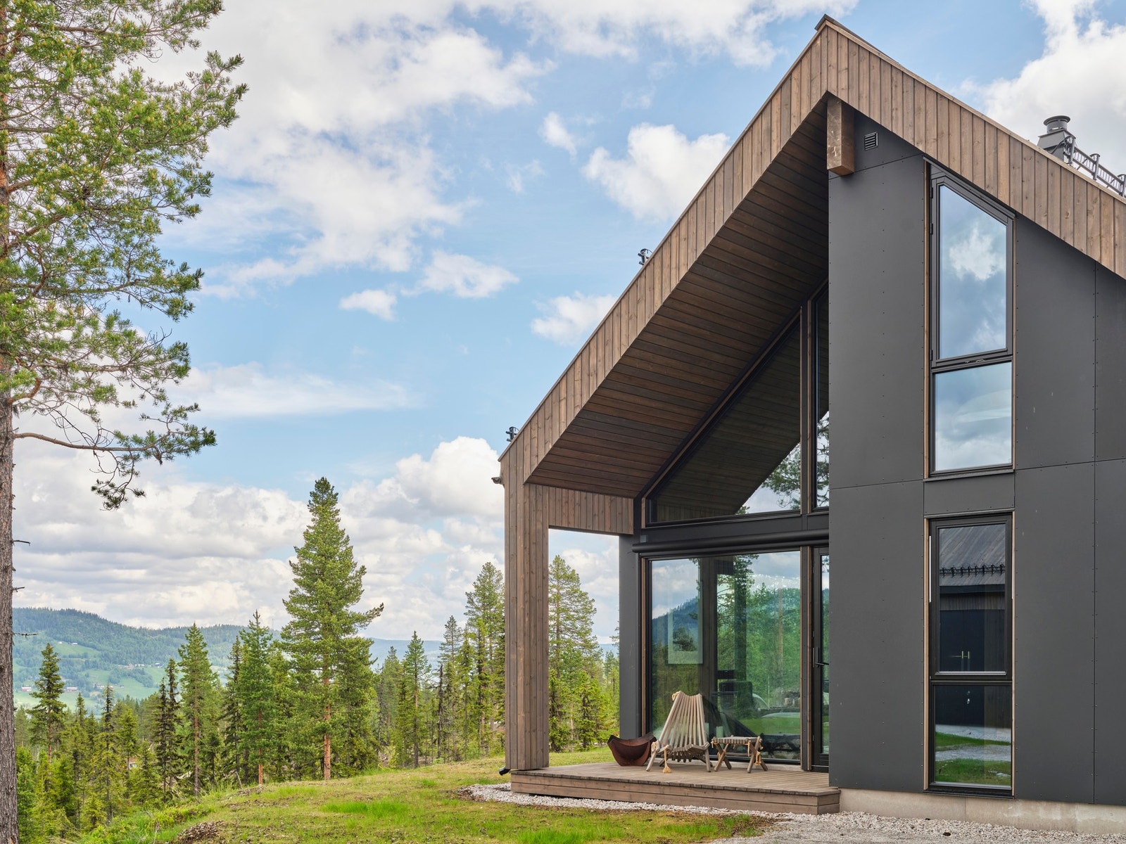 Velkommen til Furustubben 8 - Vestvendt og takoverbygget terrasse. Her er det montert utvendig screen Galleribilde