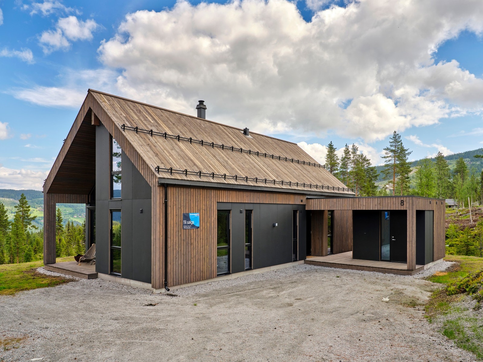 Det medfølger romslig isolert sportsbod med fliser på gulv, samt varmekabler. Det er montert Elbillader Galleribilde