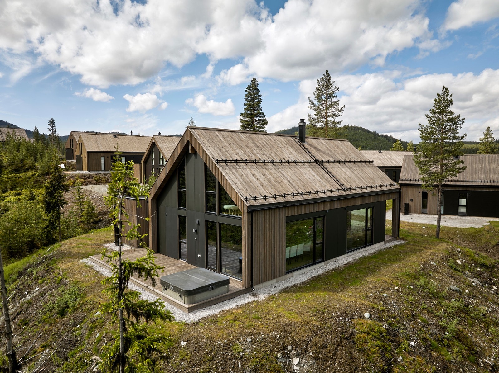 På baksiden er det utgang til utvidet terrasse, fra kjøkkenet Galleribilde