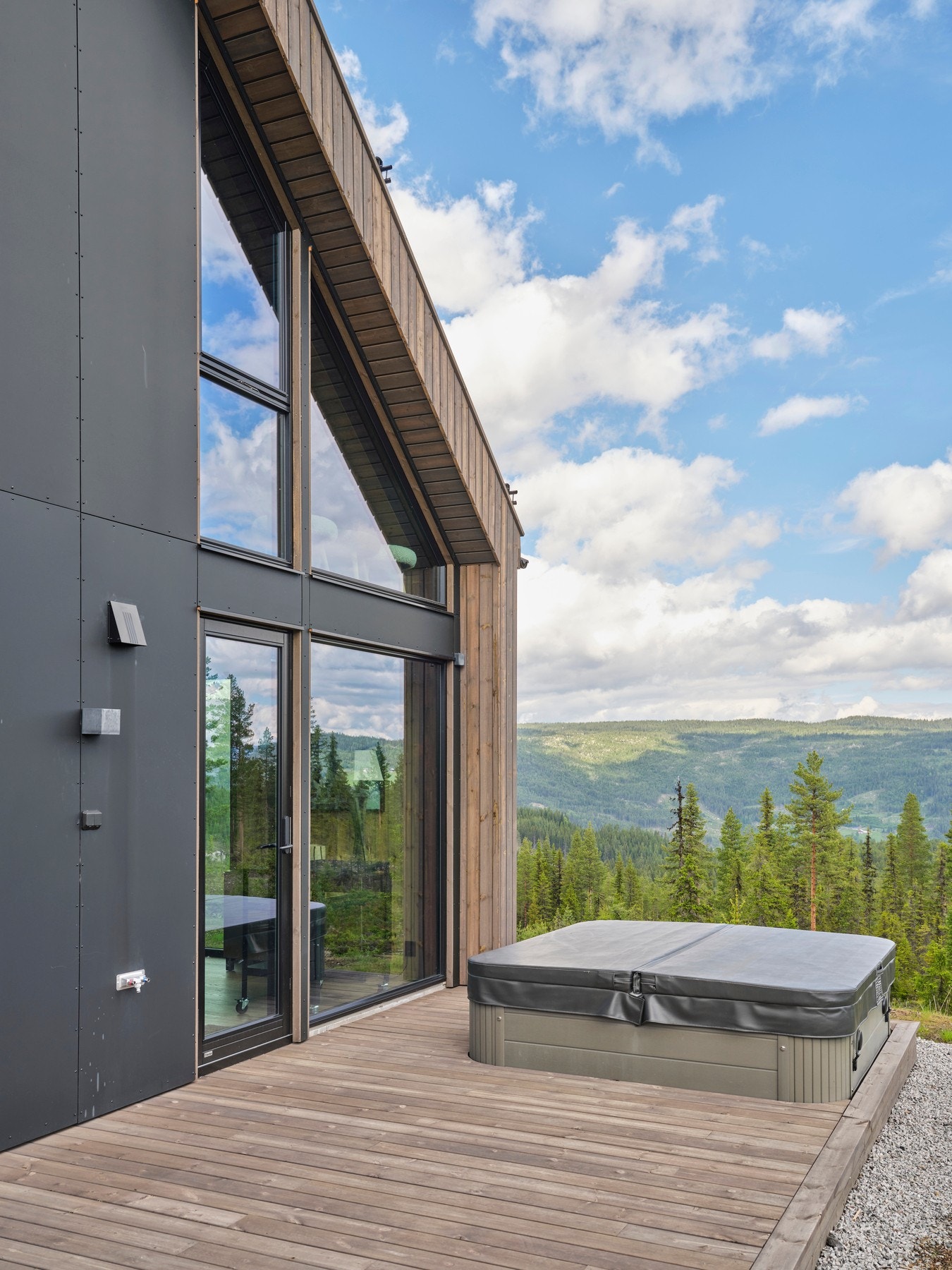 Her kan man nyte solrike omgivelser, med flott utsikt. Jacuzzi medfølager Galleribilde