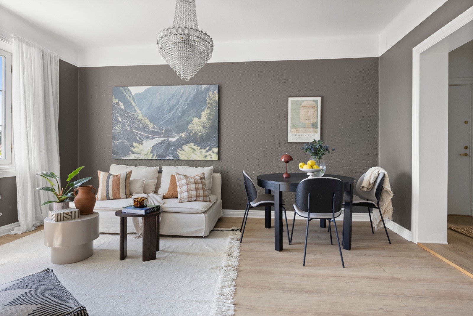 God plass til spisebord i stue. Galleribilde