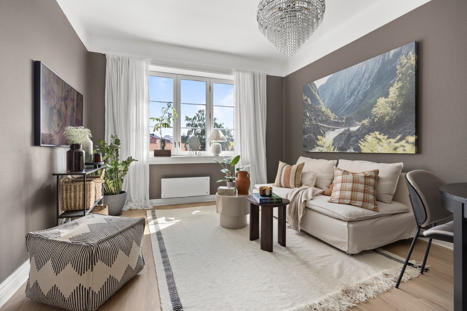 Lys og romslig stue med vindusoverflater som slipper inn rikelig med lys! Galleribilde