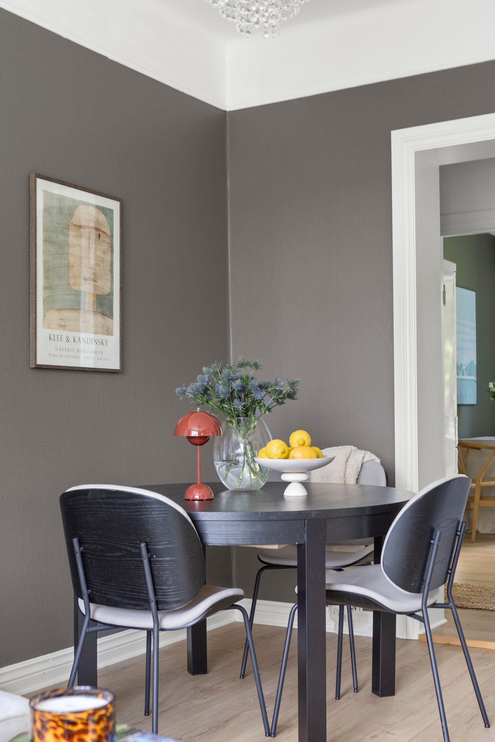 God plass til spisebord i stue. Galleribilde