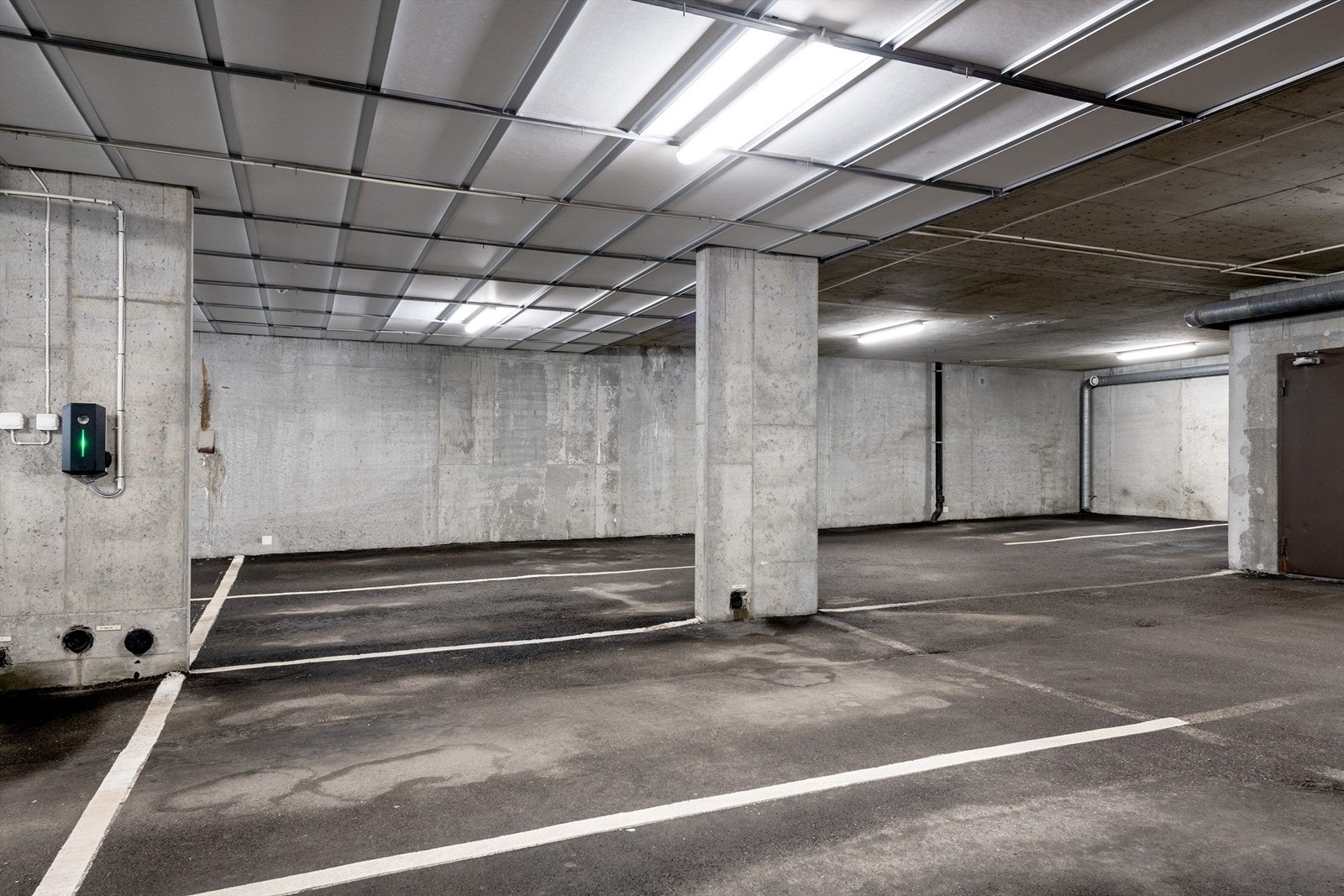 Leiligheten har parkeringsplass i felles garasjeanlegg i underetasjen med adkomst fra Borgundvegen. Muligeht for å få garasjeplass med el.bil lader mot betaling Galleribilde