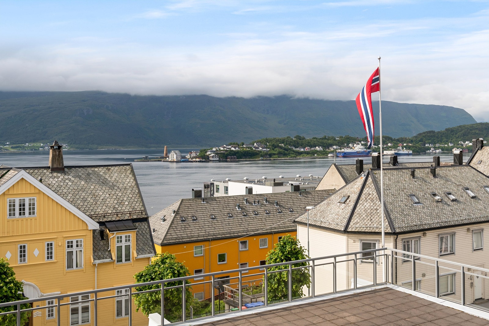 Flott utsikt fra leiligheten mot Borgundfjorden og Slinningen Galleribilde