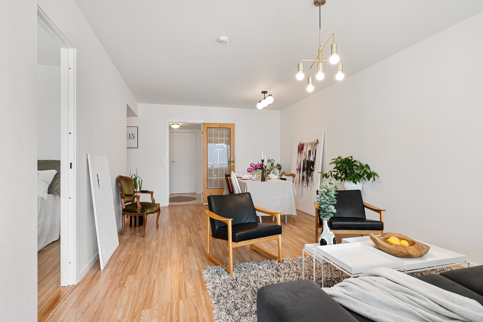 Stuen har plass til både sofagruppe og spisesstue Galleribilde